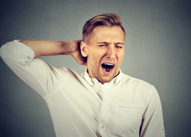 uykulu adam geri kollarını germe esneme. Uyku yoksunluğu