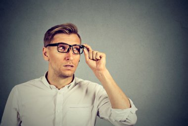 Gözlüklü bir adamın yan profili