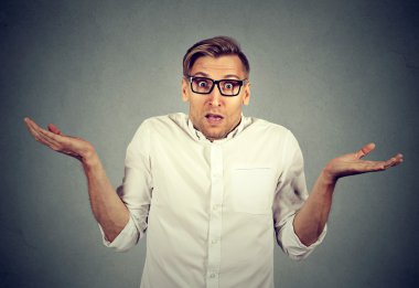 Bu yüzden ne bilmiyorum umurunda omuzlarında shrugging adam 