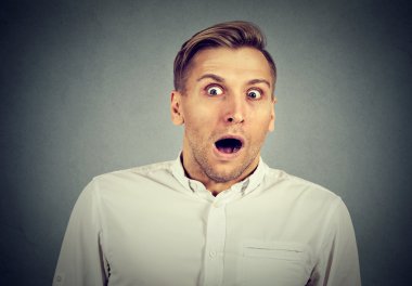 Genç adam closeup şok korkuttu