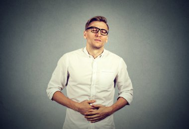 Mide ağrısı hazımsızlık ile genç adam