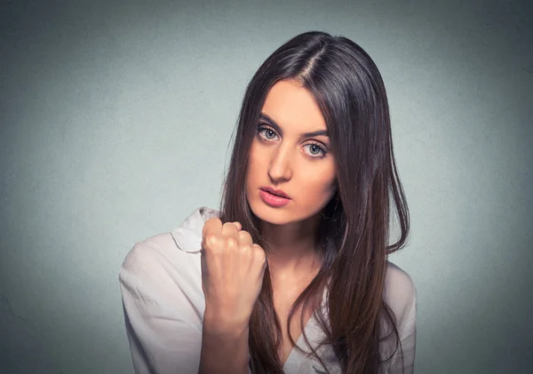 Giovane bella frustrata donna arrabbiata con pugno in aria — Foto Stock