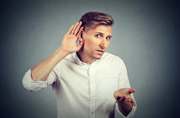 Hombre difícil de oír pidiendo a alguien que hable — Foto de Stock