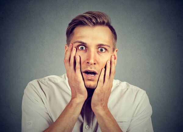 шокированный молодой человек с открытым ртом
 