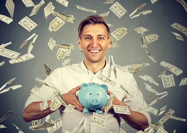Man met Piggy Bank onder geld regen vallende dollar rekeningen — Stockfoto