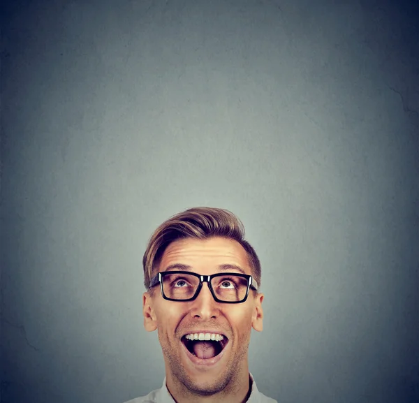 Surprised young man looking up — Stock Photo, Image