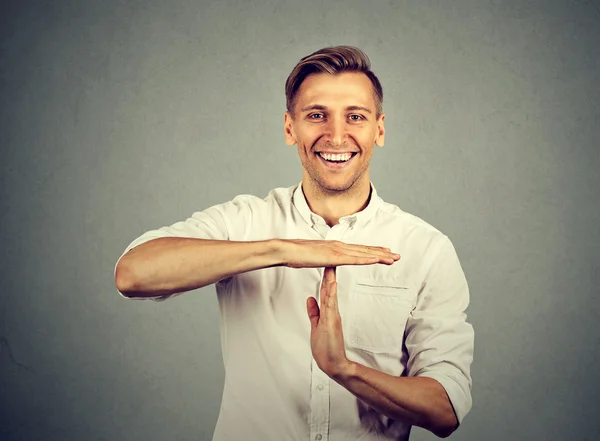 Homem de negócios feliz dando tempo para fora gesto mão — Fotografia de Stock