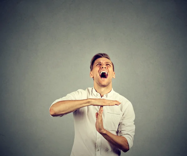 Hombre mostrando tiempo de espera gesto de la mano gritando para detener — Foto de Stock