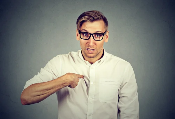 Boos, boos, ongelukkige man die wijzen op zichzelf bedoel je me — Stockfoto