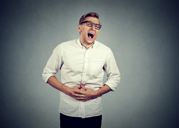 Ung man med magen smärta matsmältningsbesvär — Stockfoto