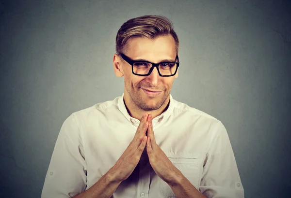 Stiekeme gekonkel jonge ma wilt uitzetten iets — Stockfoto