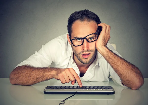 Jonge man slaperig werknemer werkt op computer — Stockfoto