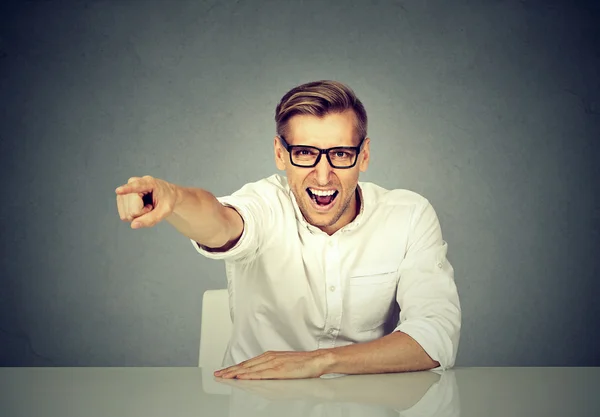 Wütender Geschäftsmann sitzt an seinem Schreibtisch und schreit — Stockfoto