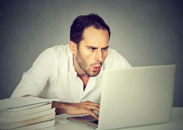 Sorprendido hombre de negocios sentado frente a la computadora mirando la pantalla — Foto de Stock