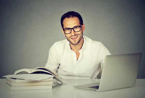 Mann Student mit seinem Notizbuch und Bücher lesen — Stockfoto