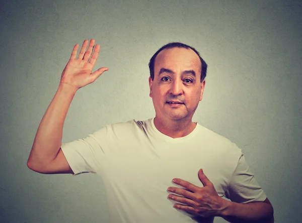 Hombre de mediana edad haciendo una promesa — Foto de Stock