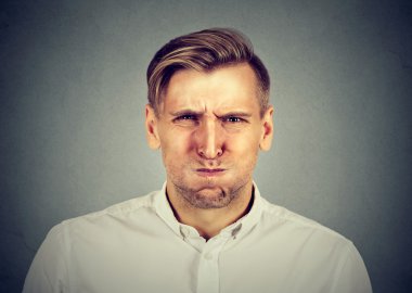 kızgın genç adam hakkında sinir krizi sahip,