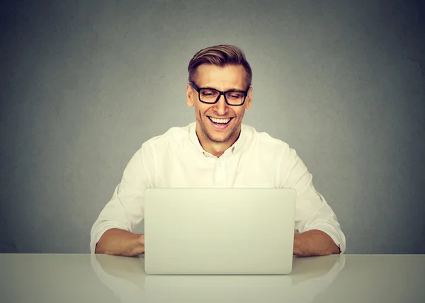 Homme d'affaires travaillant sur ordinateur portable, souriant — Photo