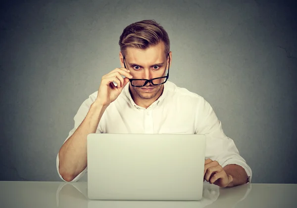 Confuso homem chocado olhando para seu laptop — Fotografia de Stock