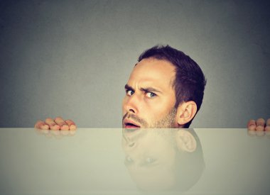 şüpheli adam masa altından bakmak