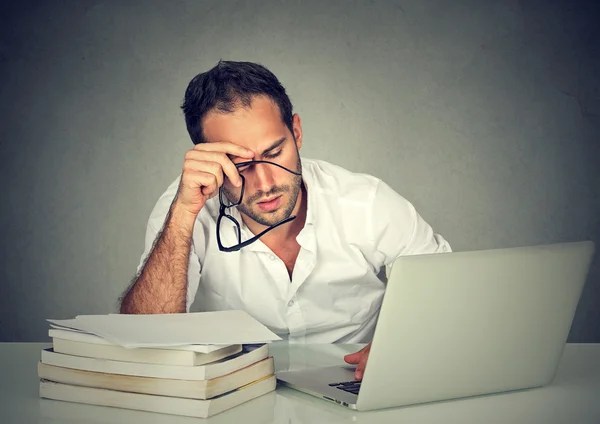 Troppo lavoro stanco uomo assonnato seduto alla scrivania — Foto Stock