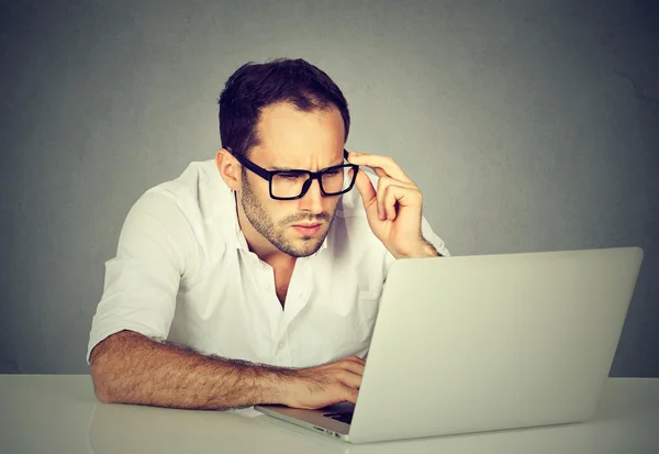 Biznesmen martwi się pracy na laptopie — Zdjęcie stockowe