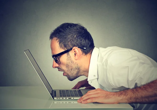 Hombre de perfil lateral mirando de cerca intensamente a la pantalla del ordenador portátil — Foto de Stock