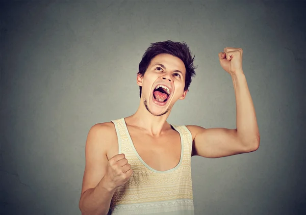 Feliz estudiante exitoso, hombre ganadora puños bombeado celebrando el éxito — Foto de Stock