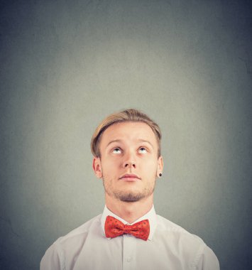 Yukarı bakan genç bir adamın portresi.