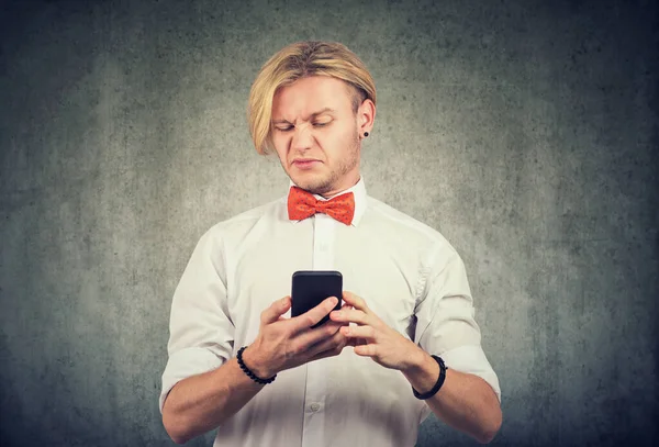 Portrait Young Annoyed Man Reading Bad News His Smartphone — Stock Photo, Image