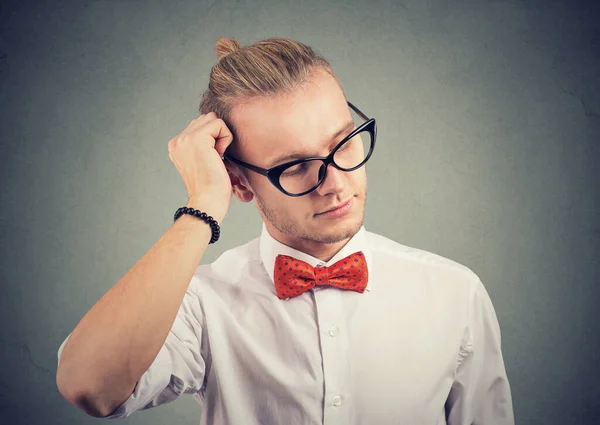 Retrato Joven Pensante Con Gafas Mirando Hacia Abajo —  Fotos de Stock