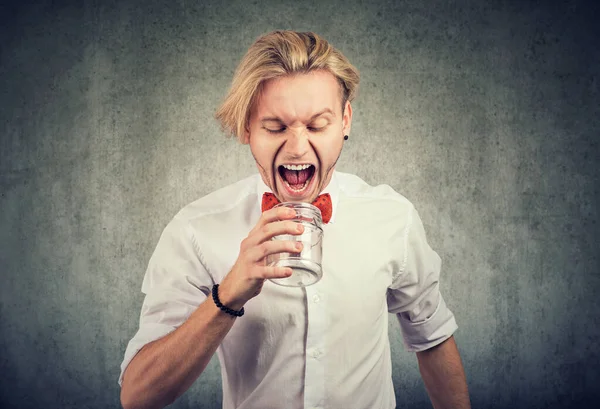 Retrato Joven Enojado Gritando Frasco Vidrio Vacío —  Fotos de Stock