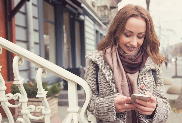 Portret Uroczej Uśmiechniętej Kobiety Korzystającej Telefonu Komórkowego Spacerującej Ulicy — Zdjęcie stockowe