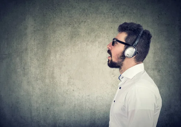 Kulaklıklı Müzik Dinleyen Genç Bir Adamın Yan Görüntüsü — Stok fotoğraf