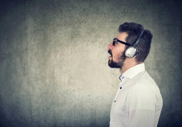 Vista Lateral Joven Con Auriculares Escuchando Música —  Fotos de Stock