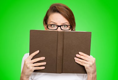 kadın gözlük kitap arkasındaki yüzünü gizleme