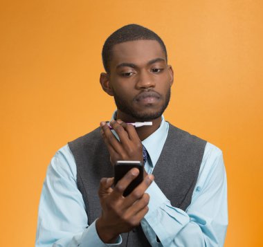 tıraş, manifatura, adam akıllı telefon haber okuma