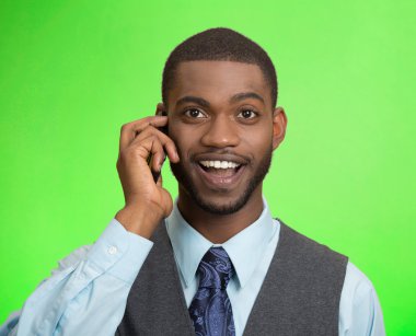 genç adam cep telefonda konuşurken