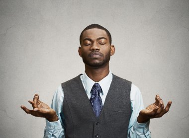 İşadamı meditasyon yapıyor 