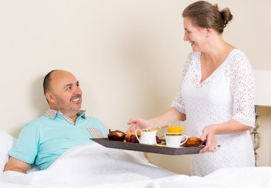 breakfats Babalar günü yatakta
