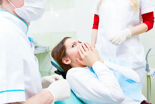 Patient hat Angst vor zahnärztlichem Eingriff — Stockfoto