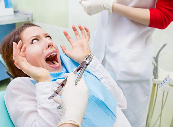 Paciente com medo do procedimento odontológico — Fotografia de Stock