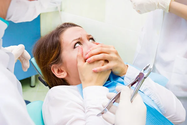 Paciente asustado de procedimiento dental — Foto de Stock