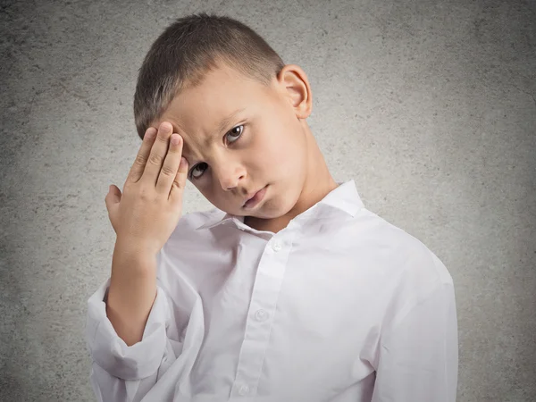 Üzgün çocuk baş ağrısı olması — Stok fotoğraf