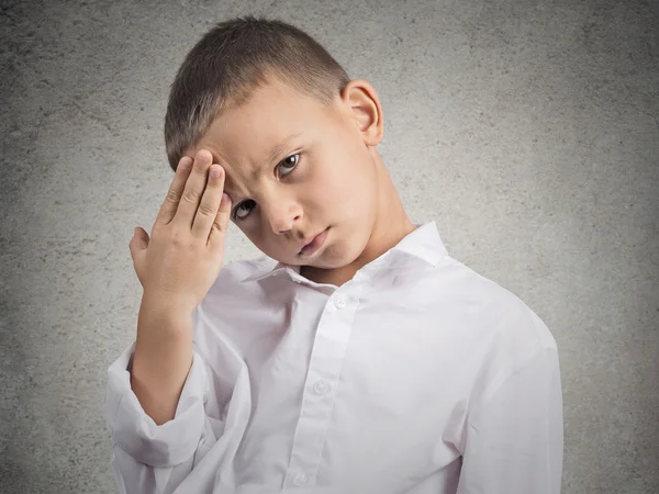 Trauriger Junge mit Kopfschmerzen — Stockfoto