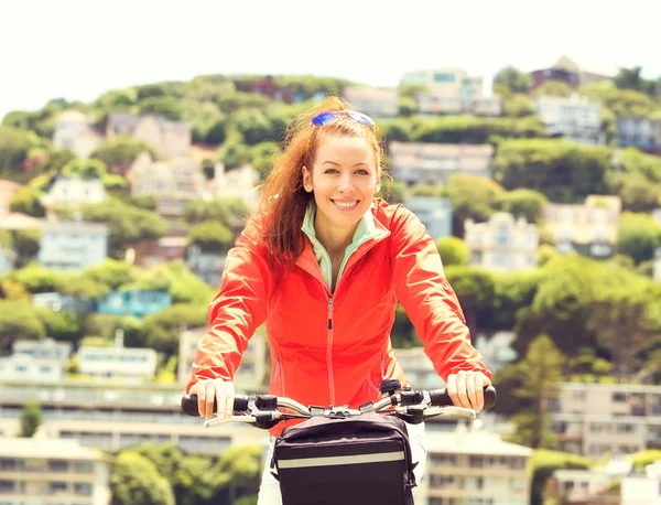 Mujer feliz montando en bicicleta en un día de verano —  Fotos de Stock