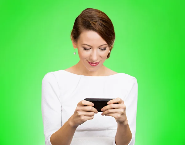 Mujer mensajes de texto en el teléfono inteligente — Foto de Stock