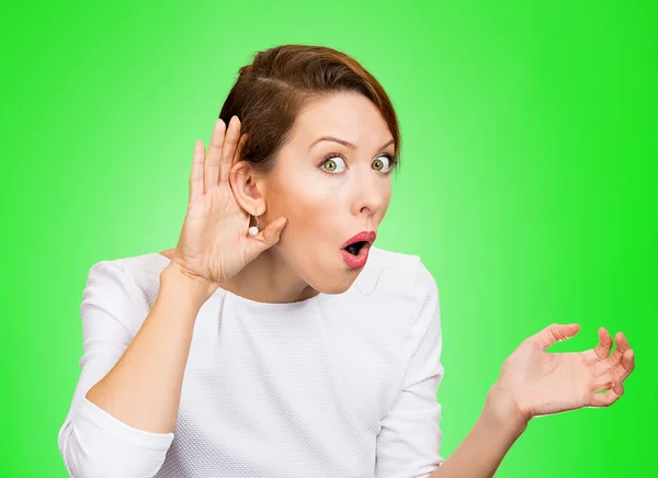 Nosy mujer mano a oreja gesto, tratando de escuchar cuidadosamente en ju — Foto de Stock