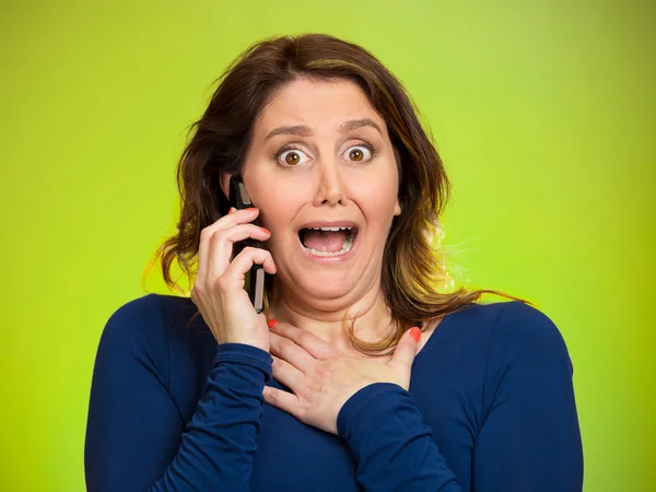 Shocked mujer de negocios divertido buscando empleado hablando en ph celular — Foto de Stock