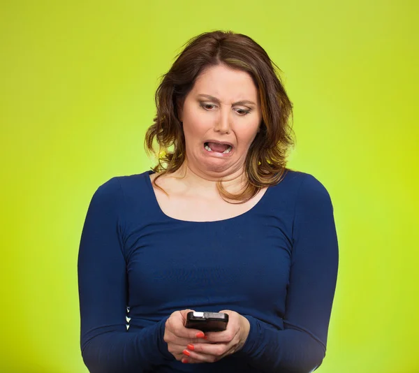 Zdenerwowany kobieta trzymając telefon — Zdjęcie stockowe
